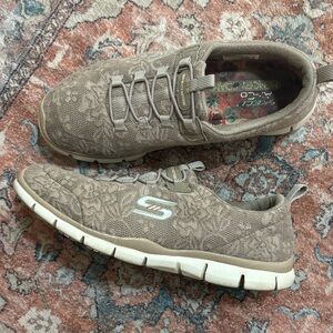 Lace Skechers Sneakers 🩷